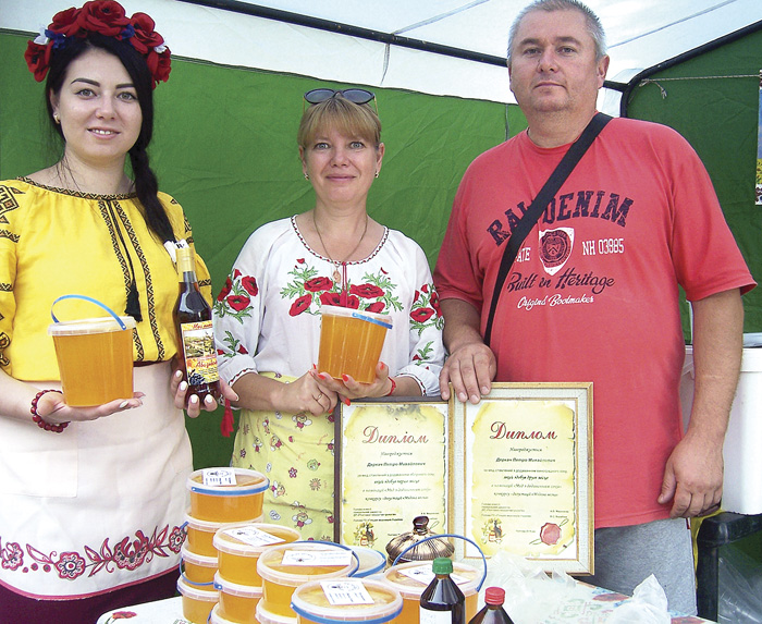 Дипломовані бджолярі із села Абазівка Олександр Деркач та його дружина Наталія і донька Аліна